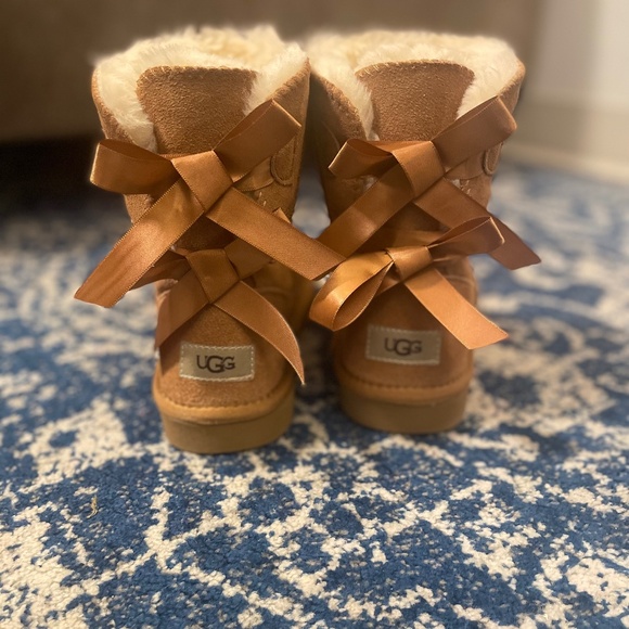 boots with bow - Picture 1 of 5